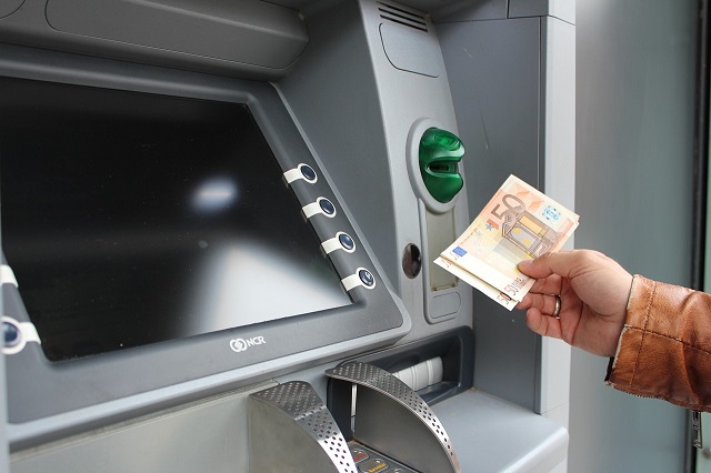 použití bankomatu